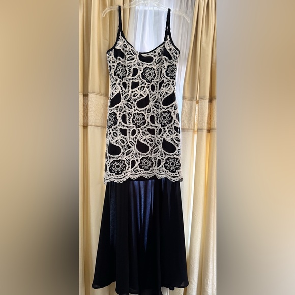 Women’s elegant  Lace Dress - Picture 4 of 5